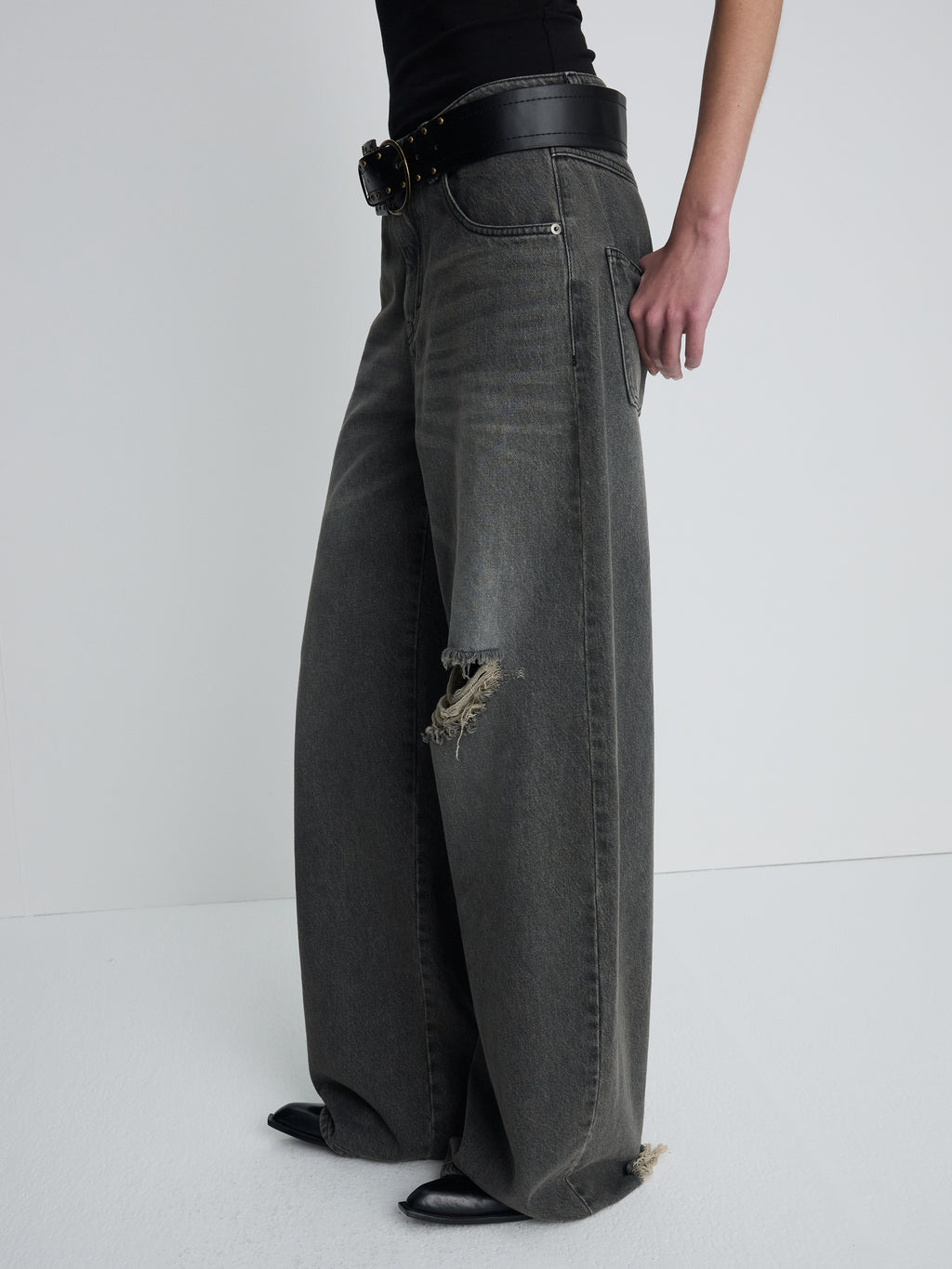 (W) DISTRESSED WIDE-LEG DENIM JEANS_ WASHED BLACK