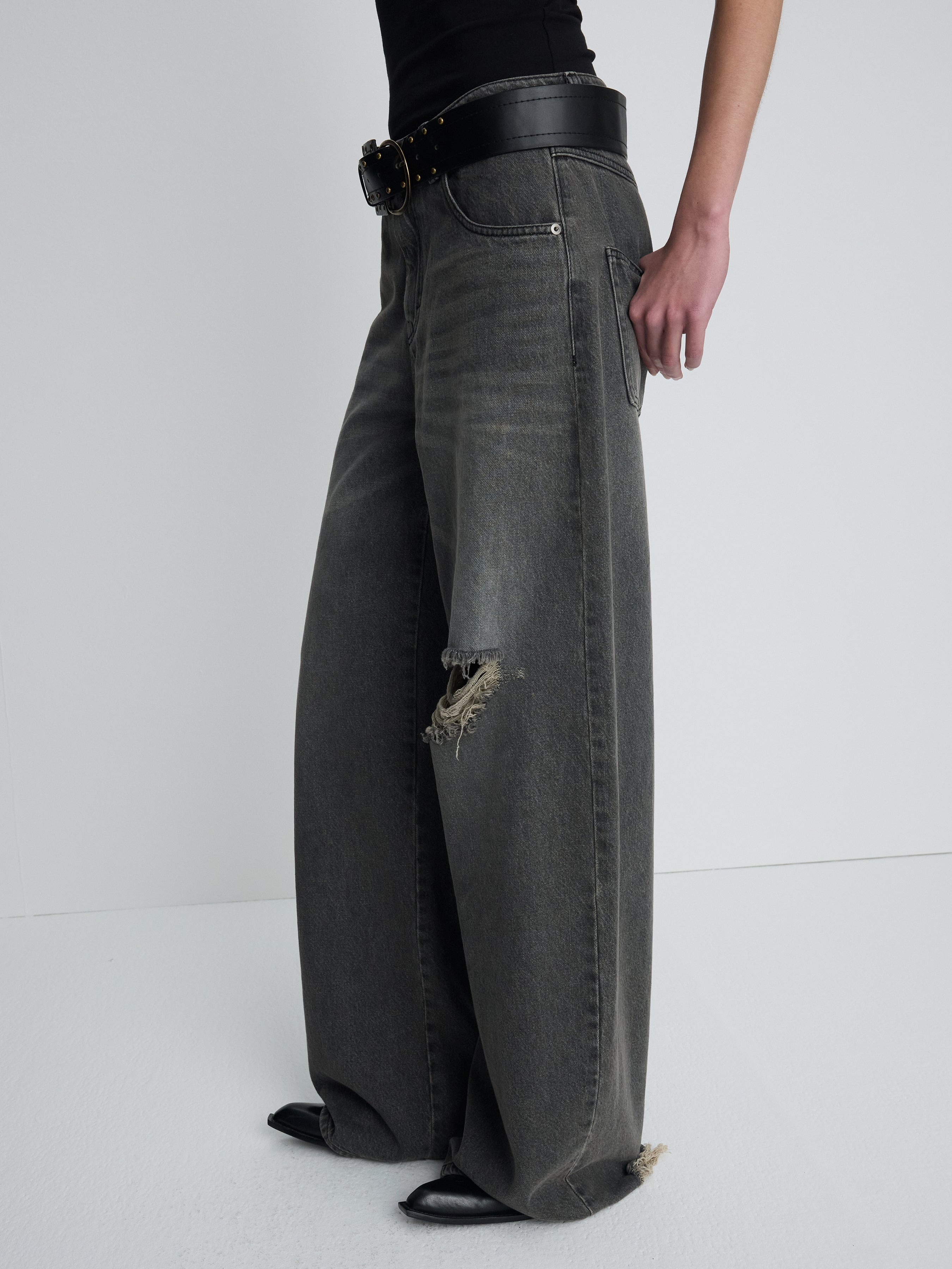 (W) DISTRESSED WIDE-LEG DENIM JEANS_ WASHED BLACK