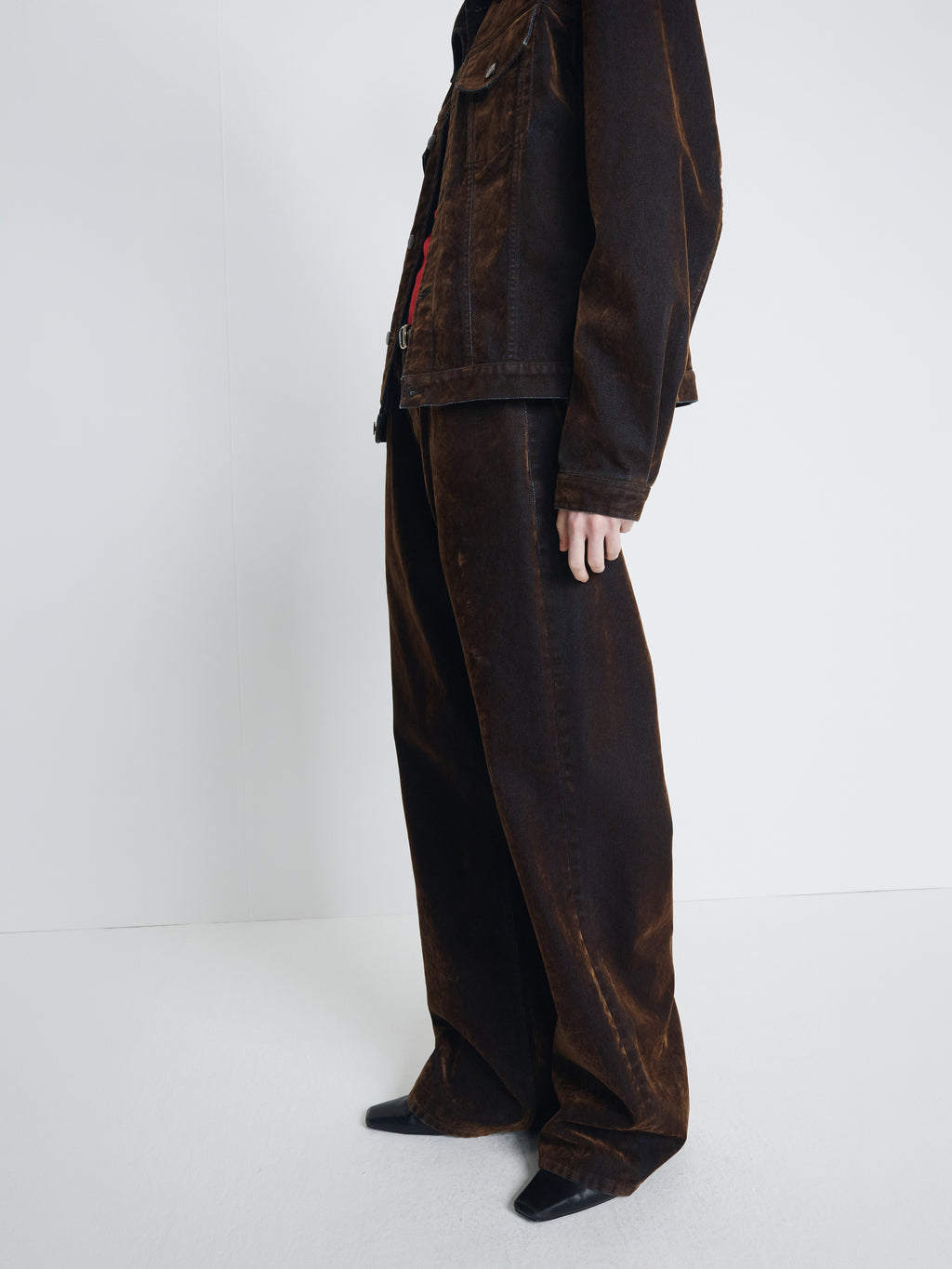 (W) FLOCKED DENIM LOOSE FLARED PANTS_ BROWN