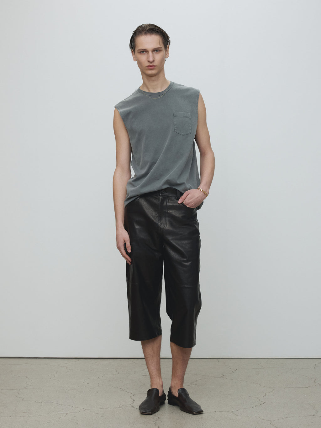 GARMENT-DYED PATCH POCKET SLEEVELESS_ FADED CARBON