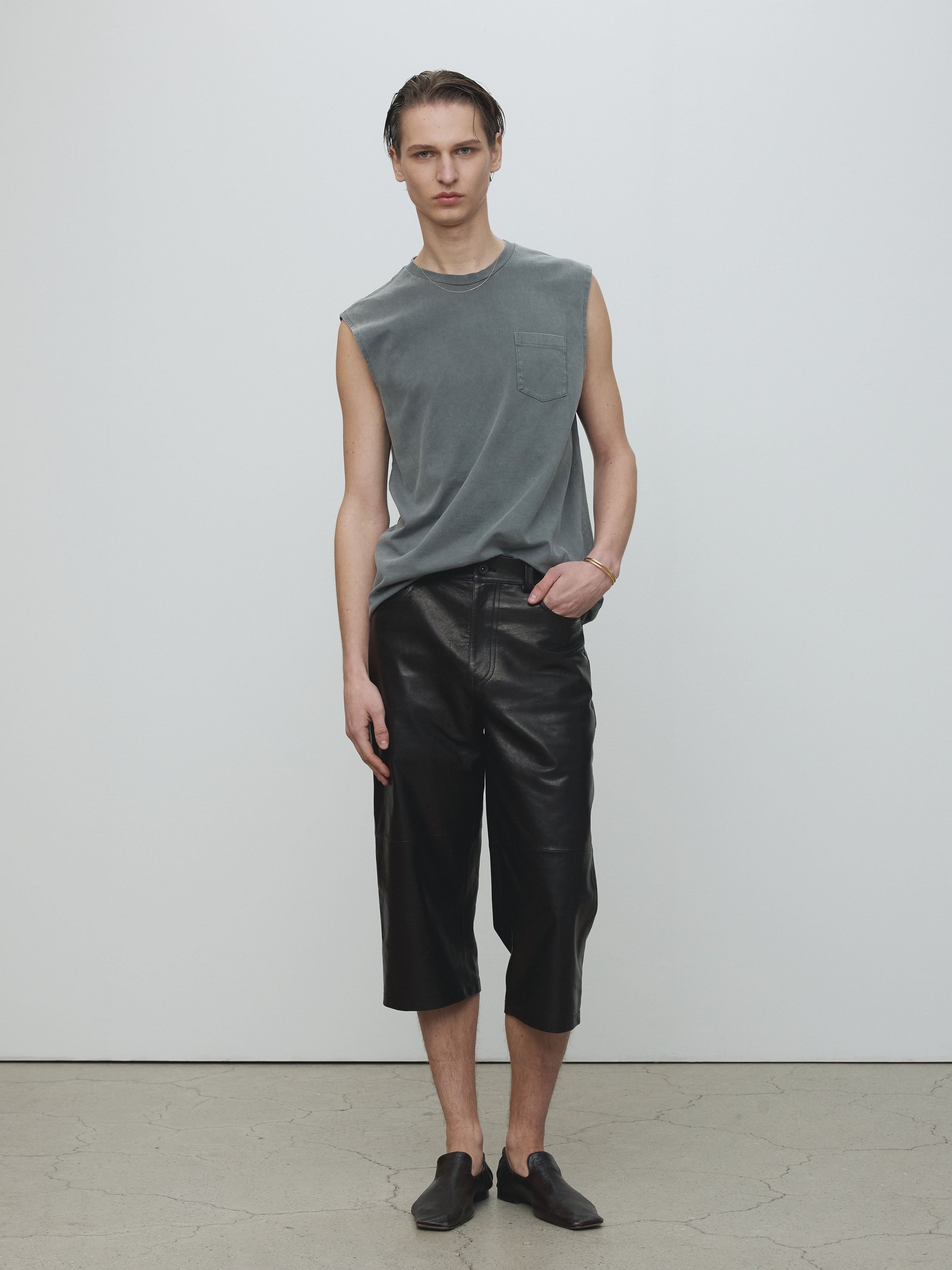 GARMENT-DYED PATCH POCKET SLEEVELESS_ FADED CARBON