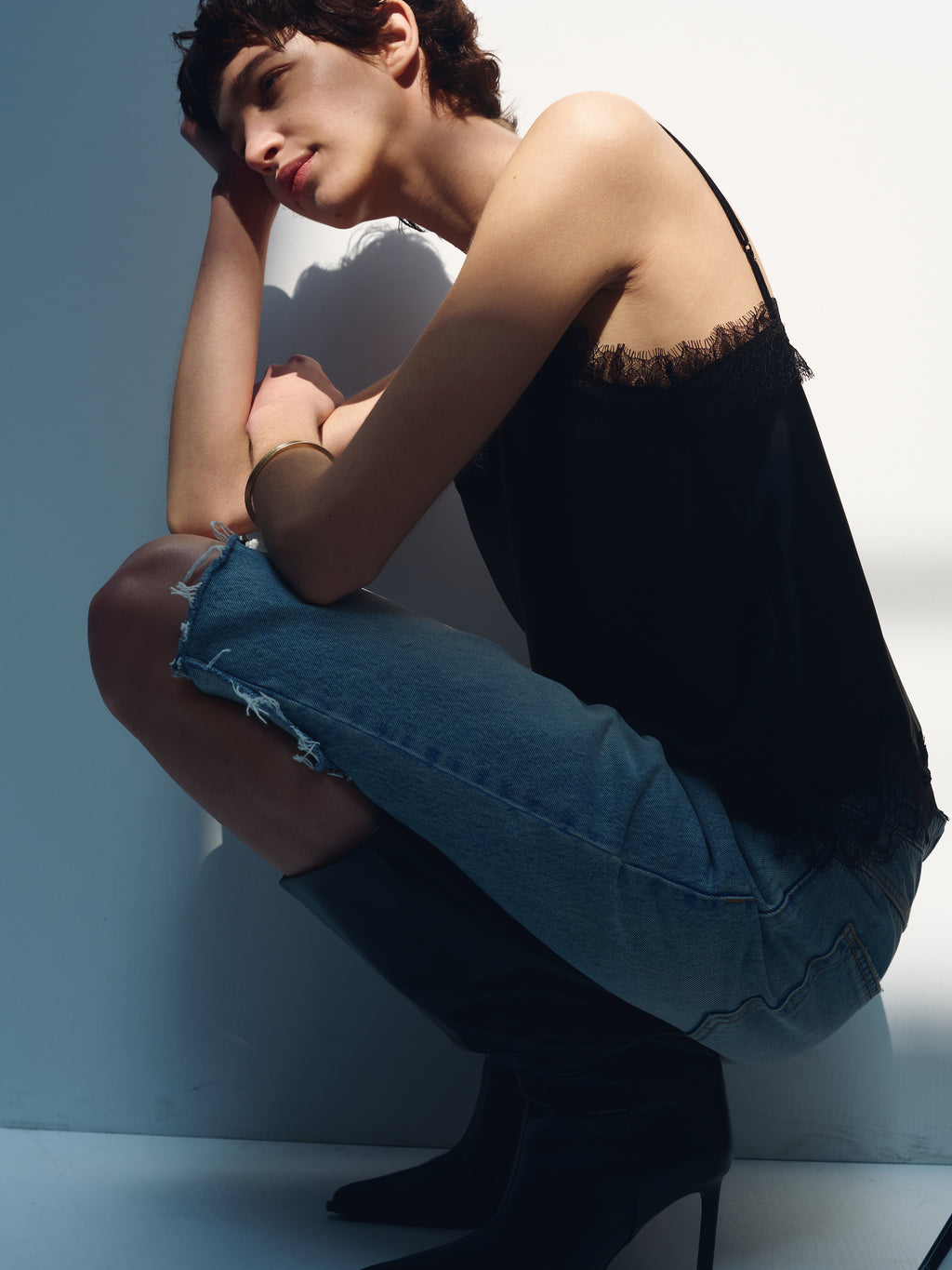 (W) RAW HEM DENIM BERMUDA SHORTS_ WASHED LIGHT BLUE