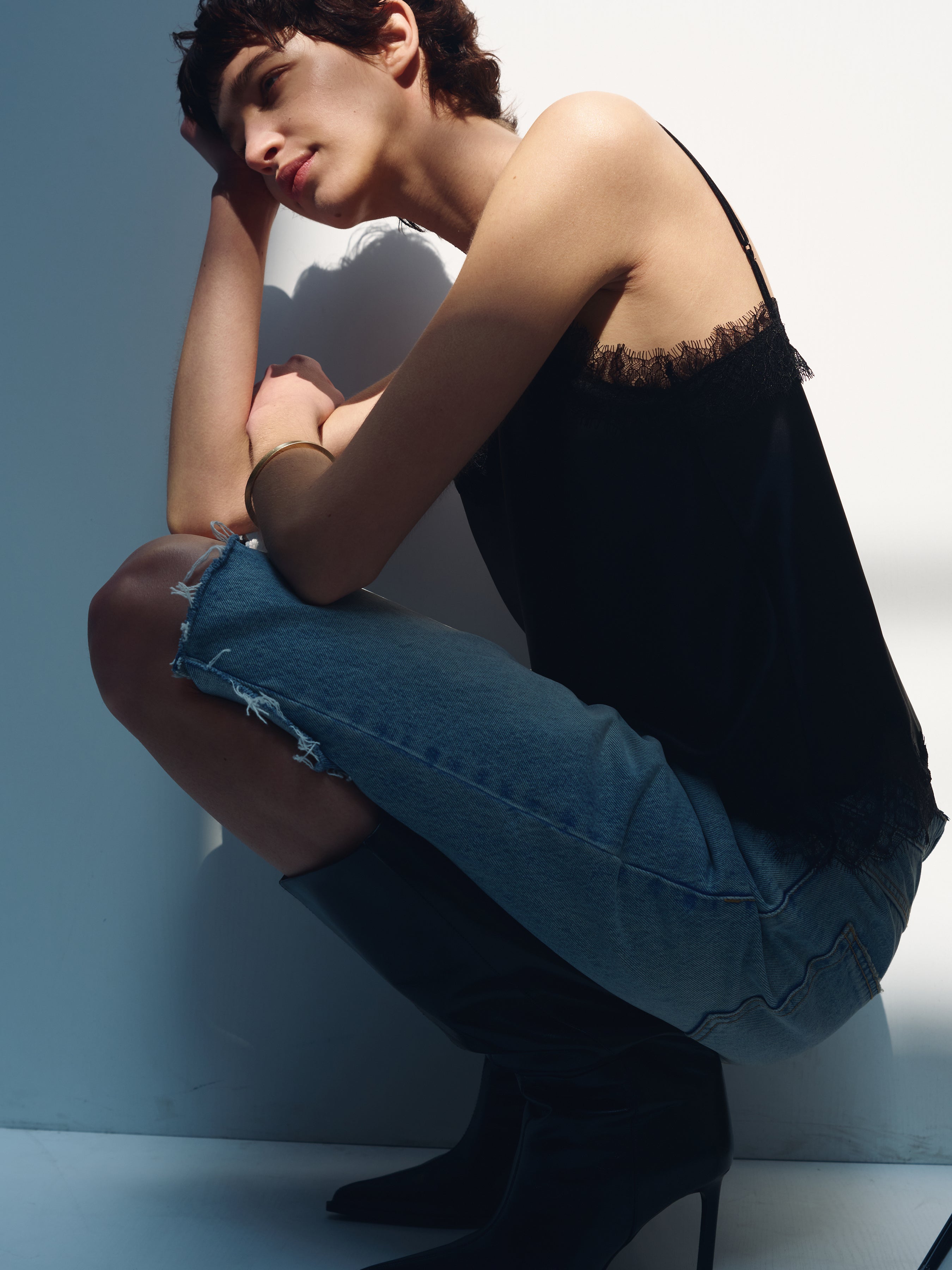 (W) RAW HEM DENIM BERMUDA SHORTS_ WASHED LIGHT BLUE