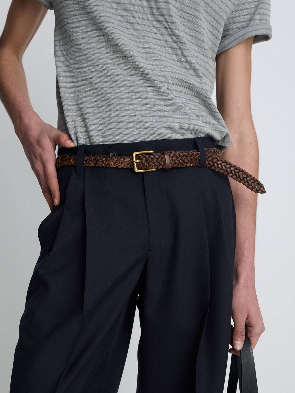 (2026/05/19 Open) TROPICAL WOOL LOW-RISE PLEATED TROUSERS_ NAVY