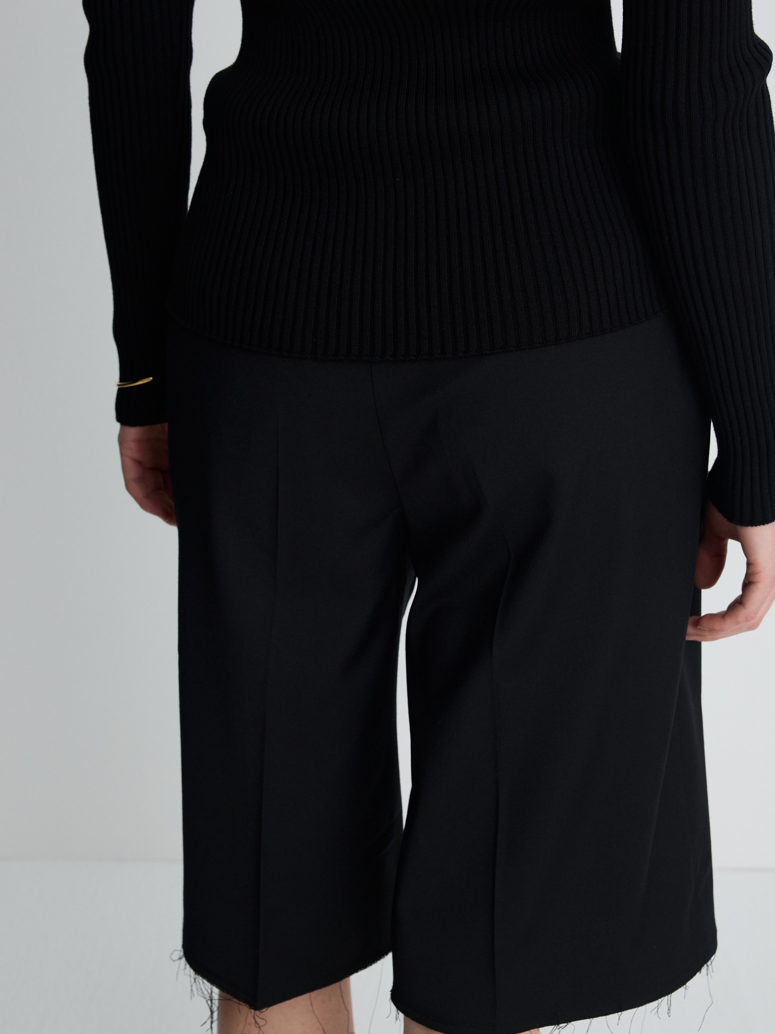 (W) RAW-CUT WOOL TAILORED BERMUDA SHORTS_ BLACK