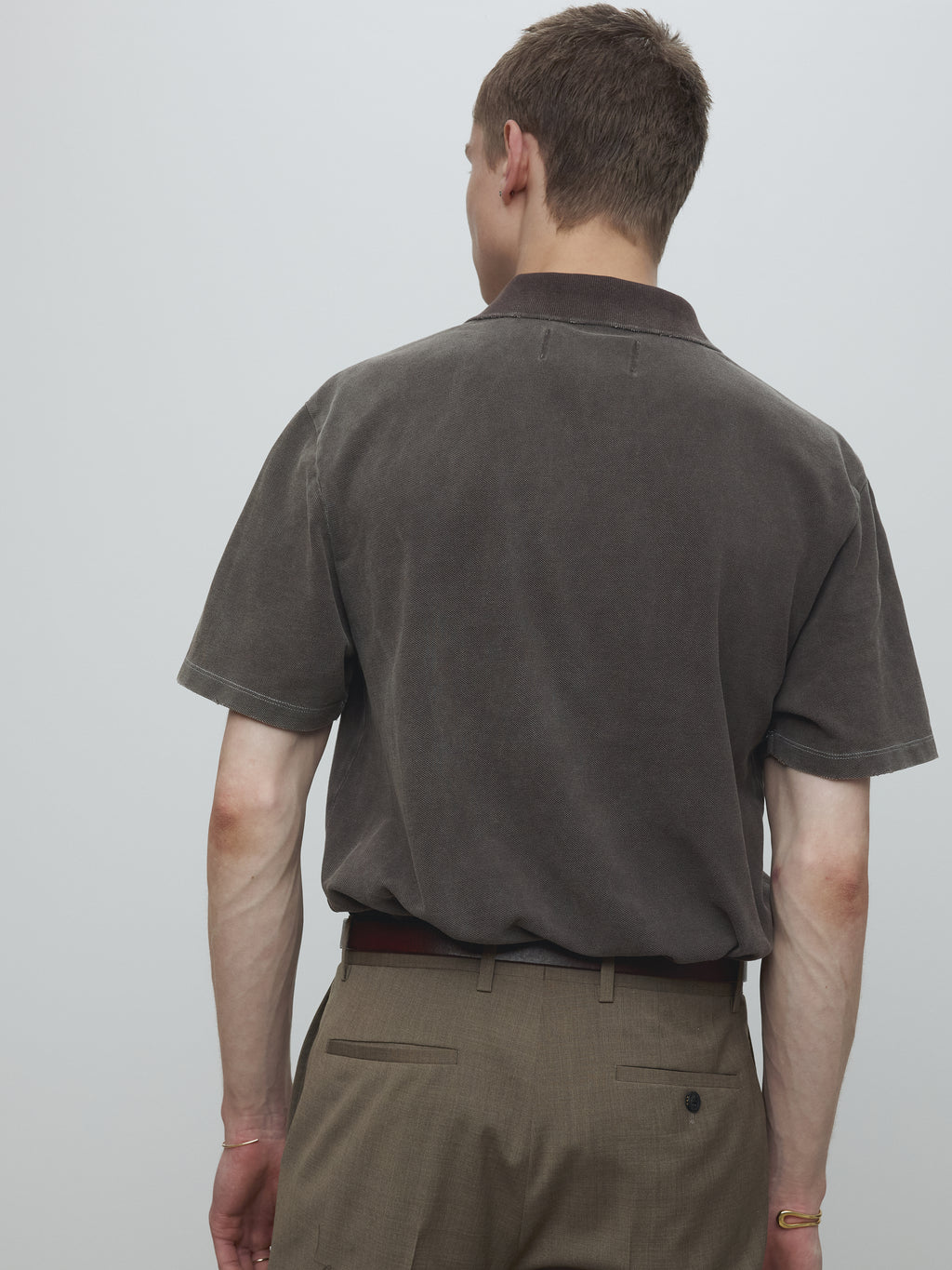 GARMENT DYED DISTRESSED PIQUÉ POLO_ FADED BROWN
