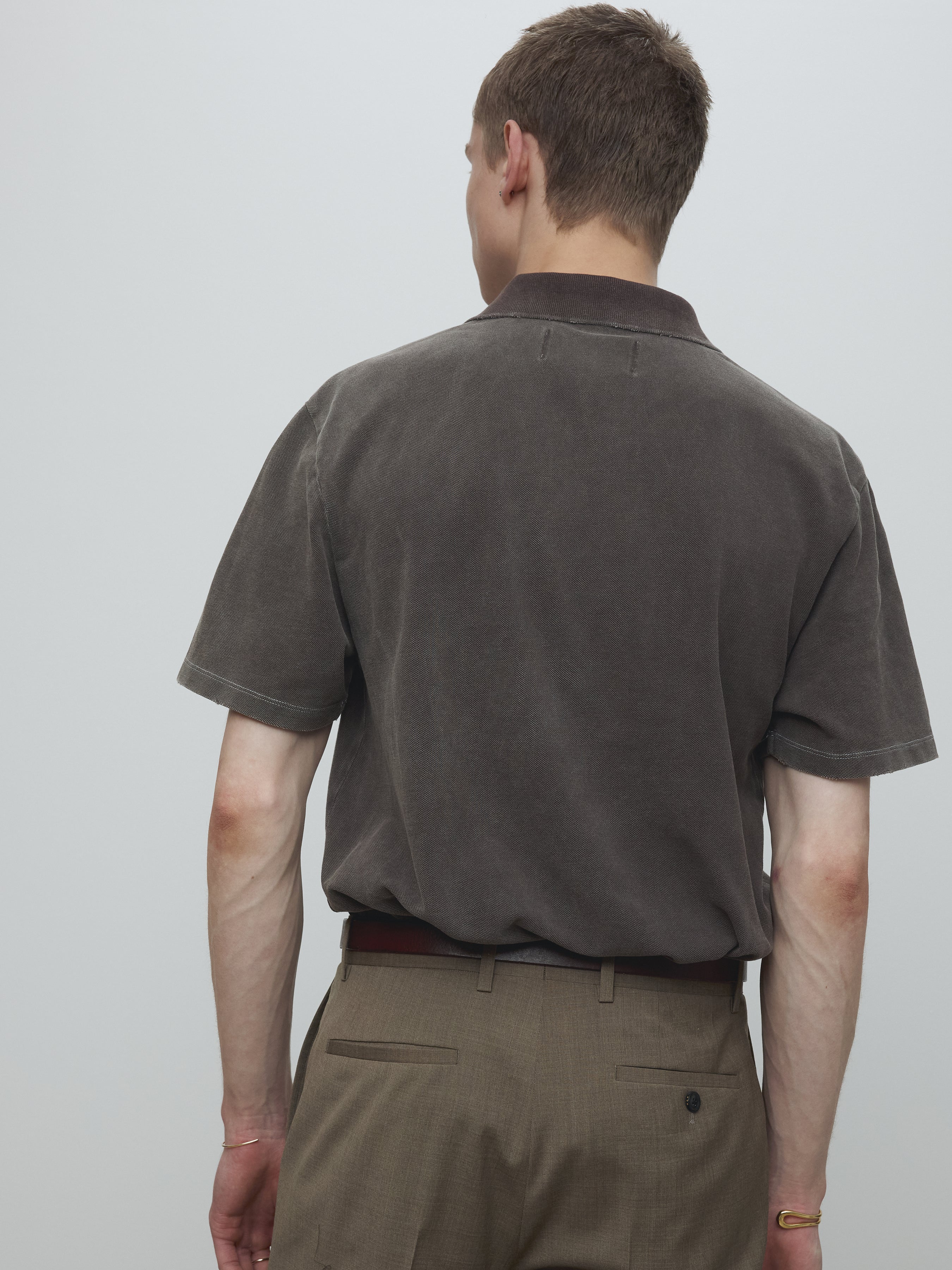 GARMENT DYED DISTRESSED PIQUÉ POLO_ FADED BROWN