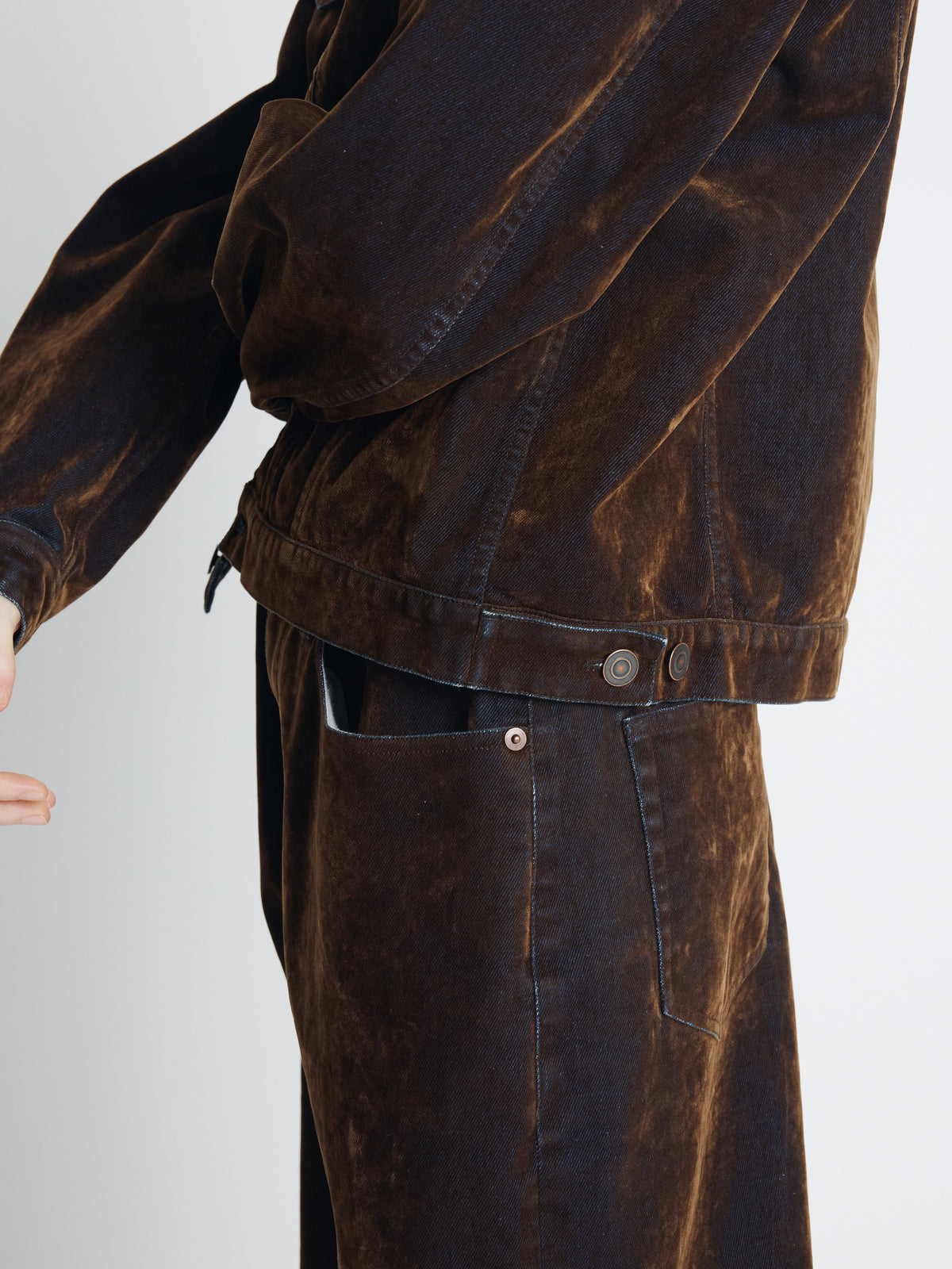 (W) FLOCKED DENIM LOOSE FLARED PANTS_ BROWN