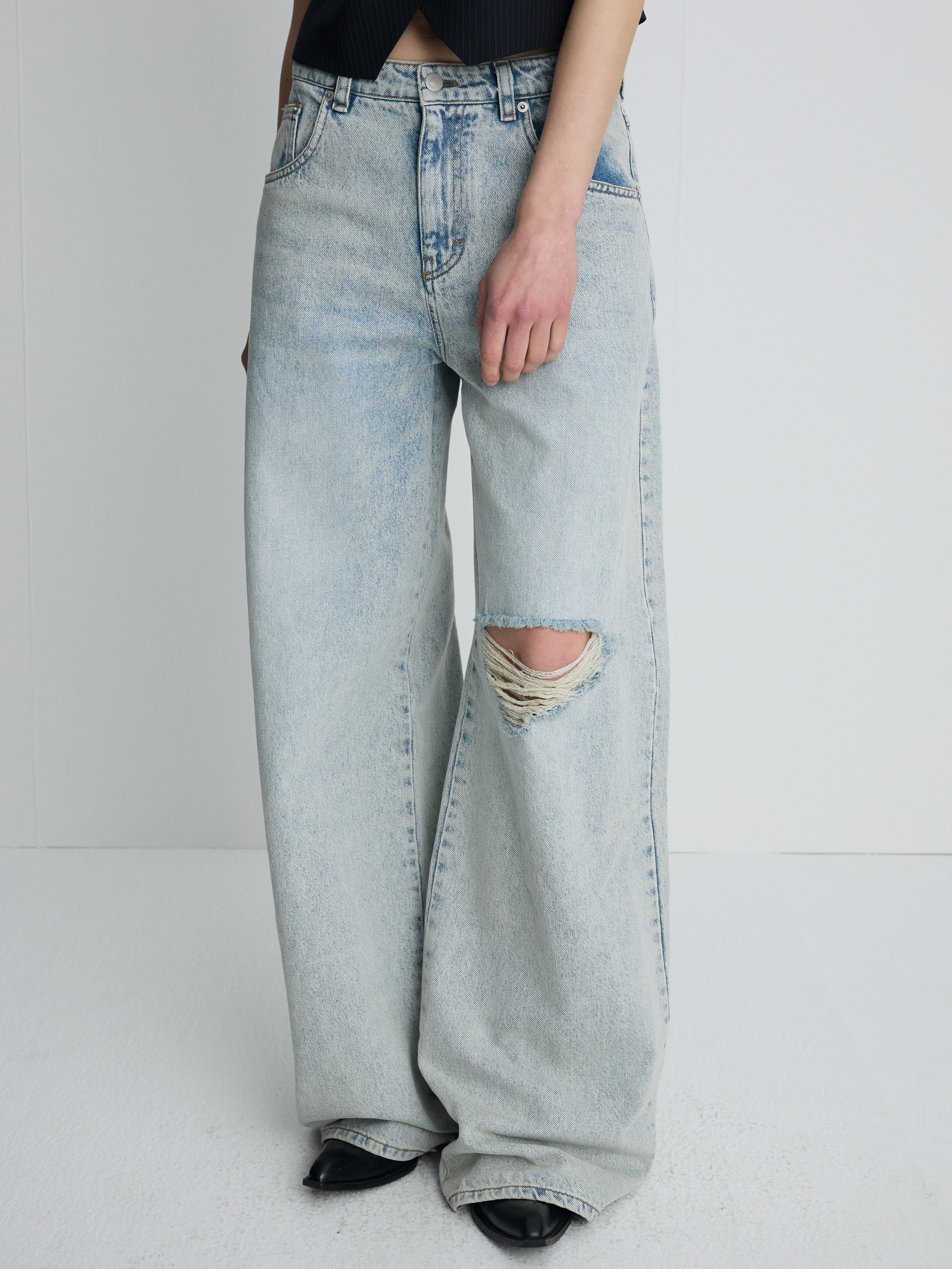 (W) DISTRESSED WIDE-LEG DENIM JEANS_ WASHED LIGHT BLUE