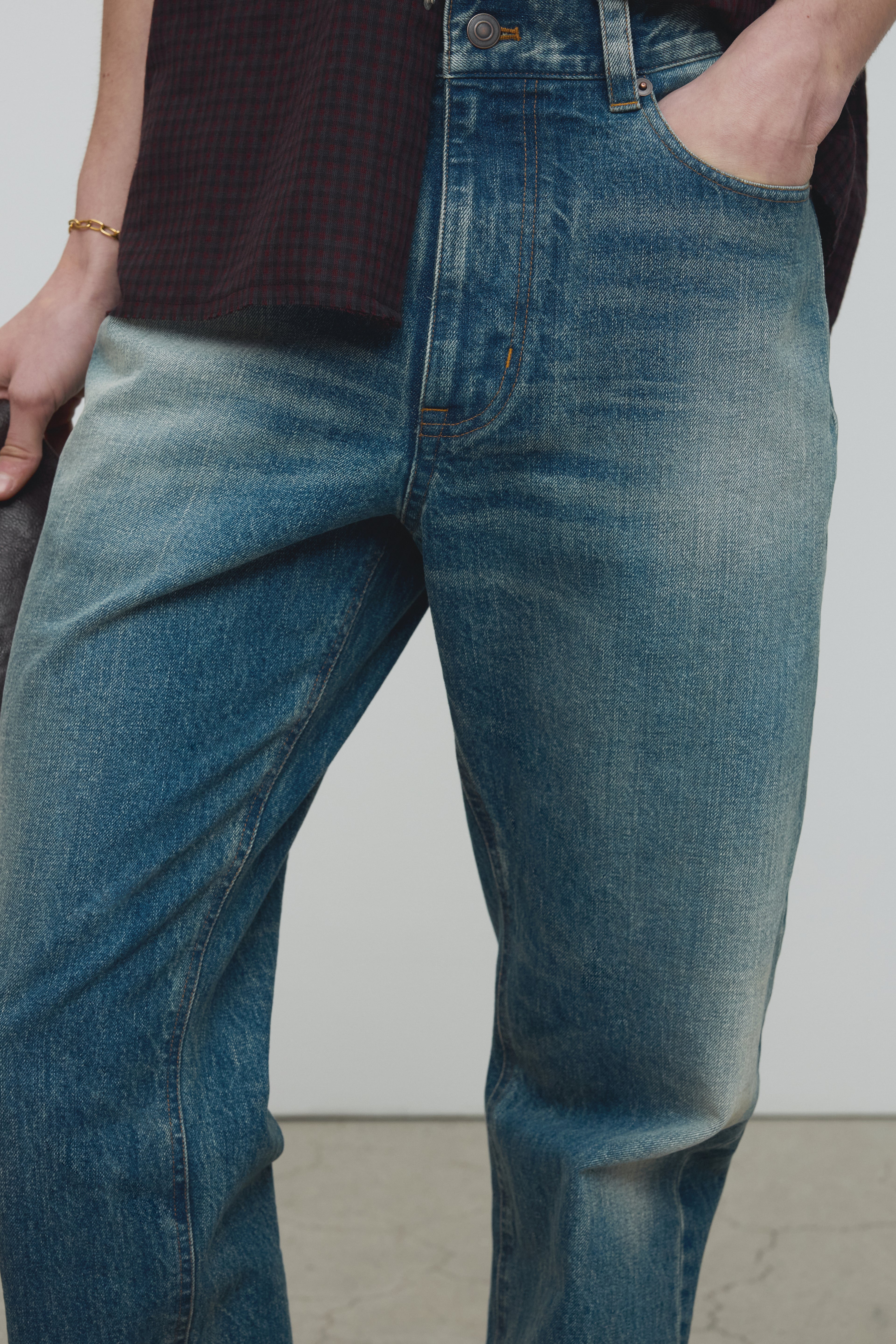 SLIM STRAIGHT DENIM JEANS_ VINTAGE WASHED BLUE
