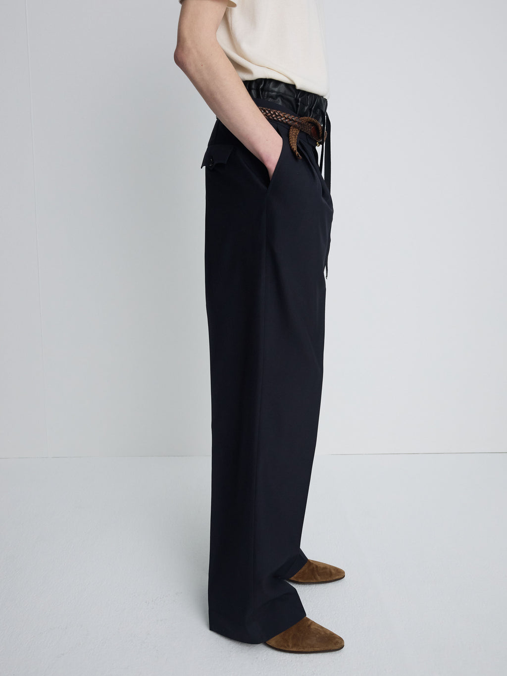 (2026/05/19 Open) TROPICAL WOOL LOW-RISE PLEATED TROUSERS_ NAVY