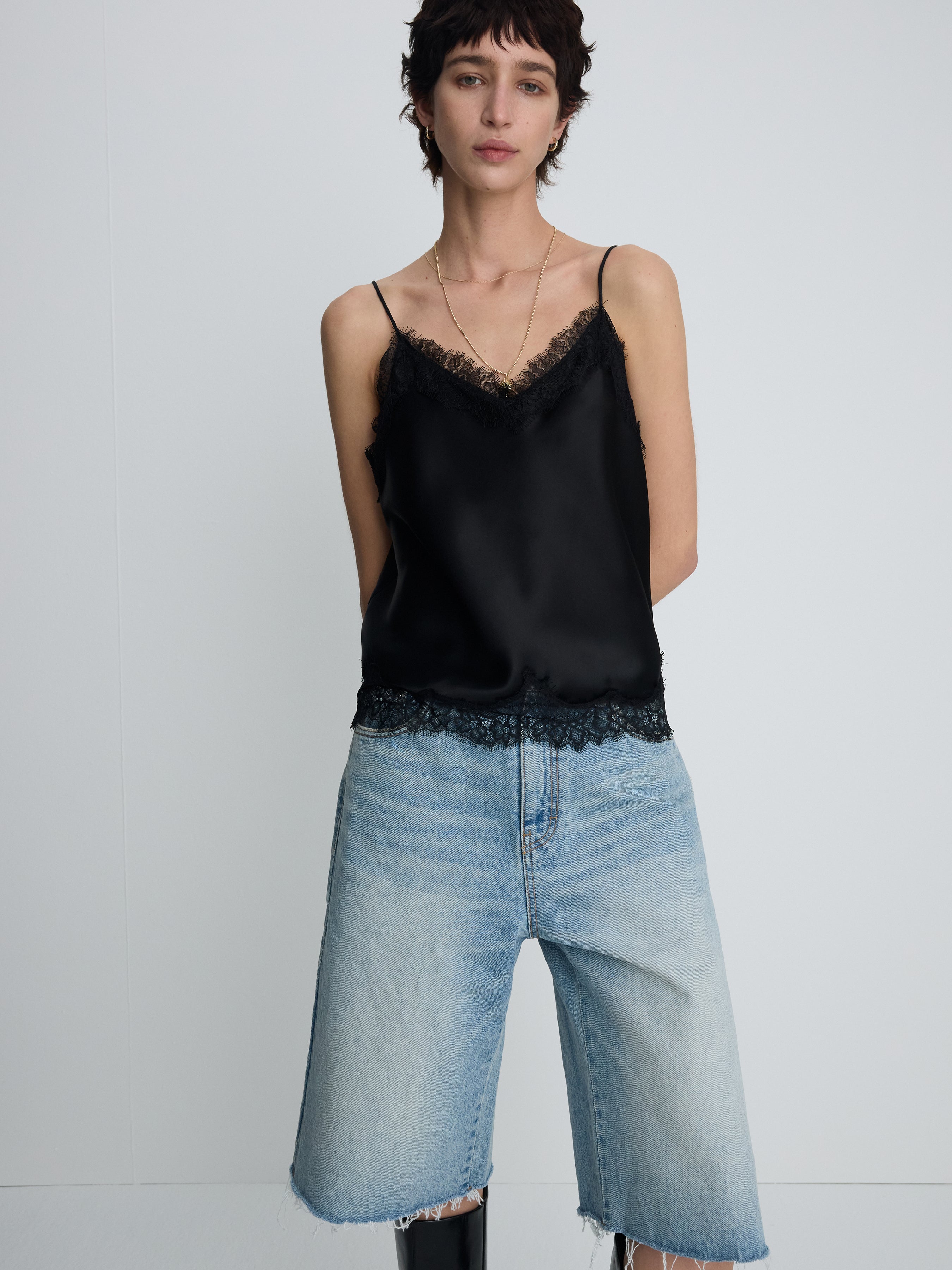 (W) RAW HEM DENIM BERMUDA SHORTS_ WASHED LIGHT BLUE