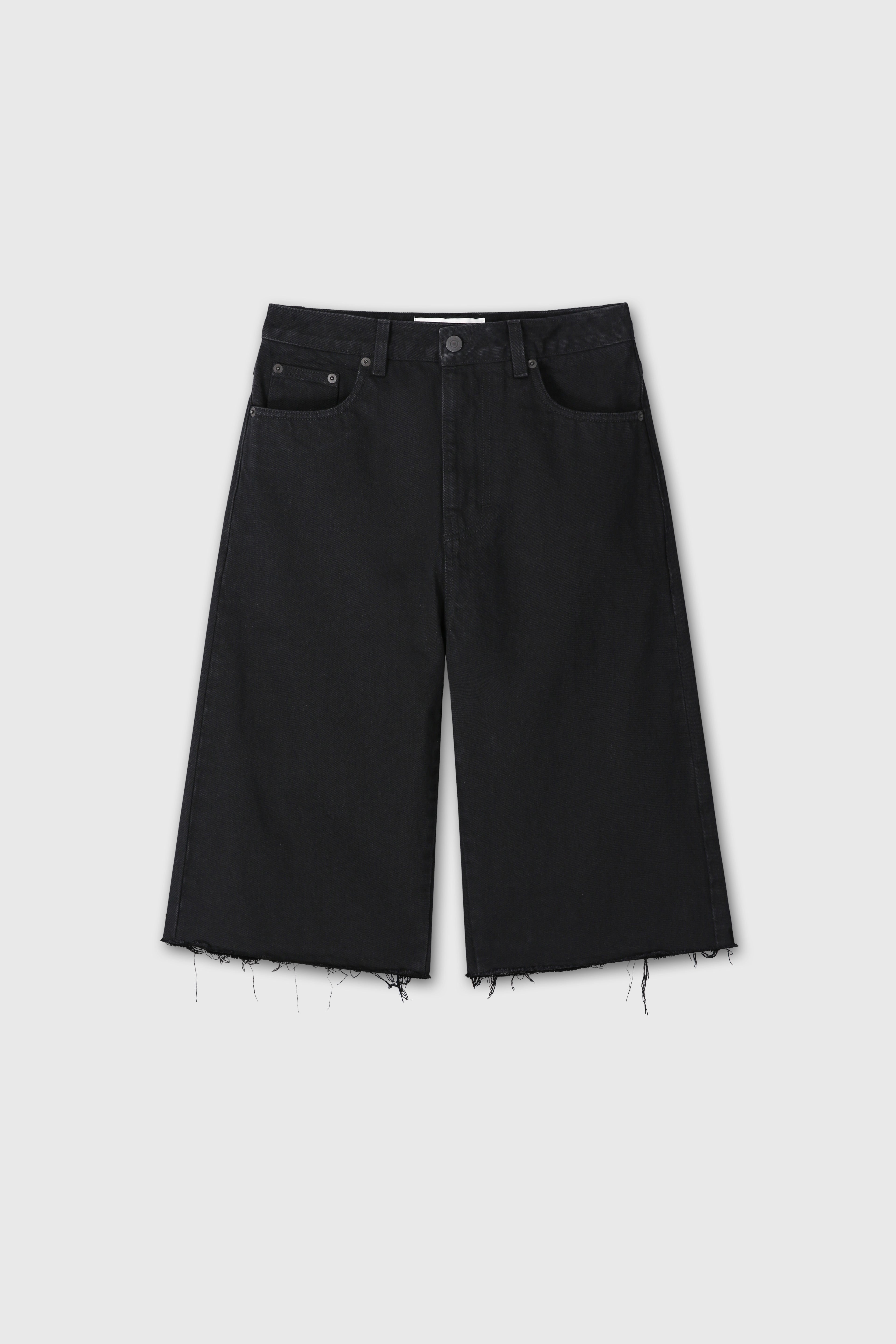 (W) RAW HEM DENIM BERMUDA SHORTS_ WASHED BLACK