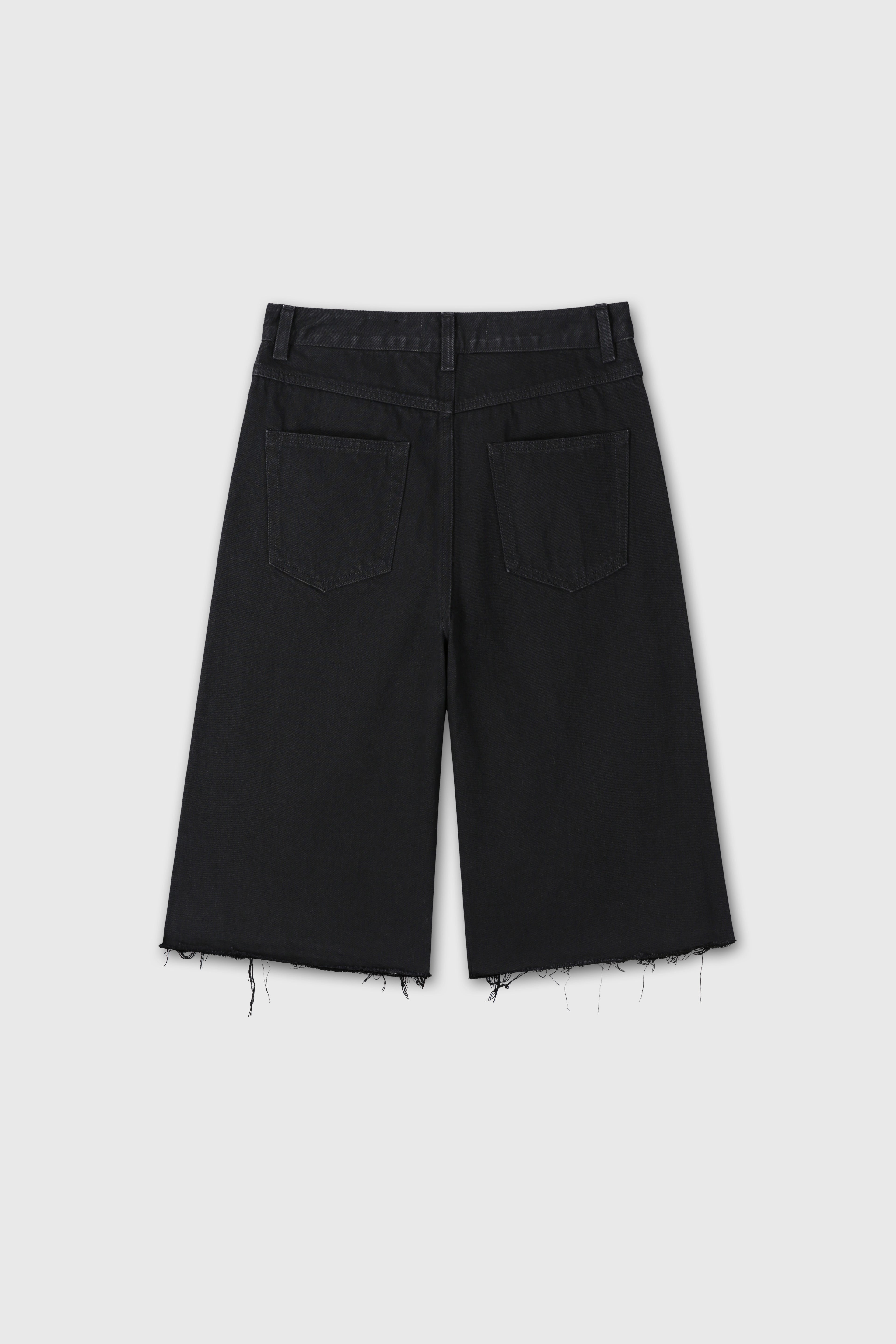 (W) RAW HEM DENIM BERMUDA SHORTS_ WASHED BLACK