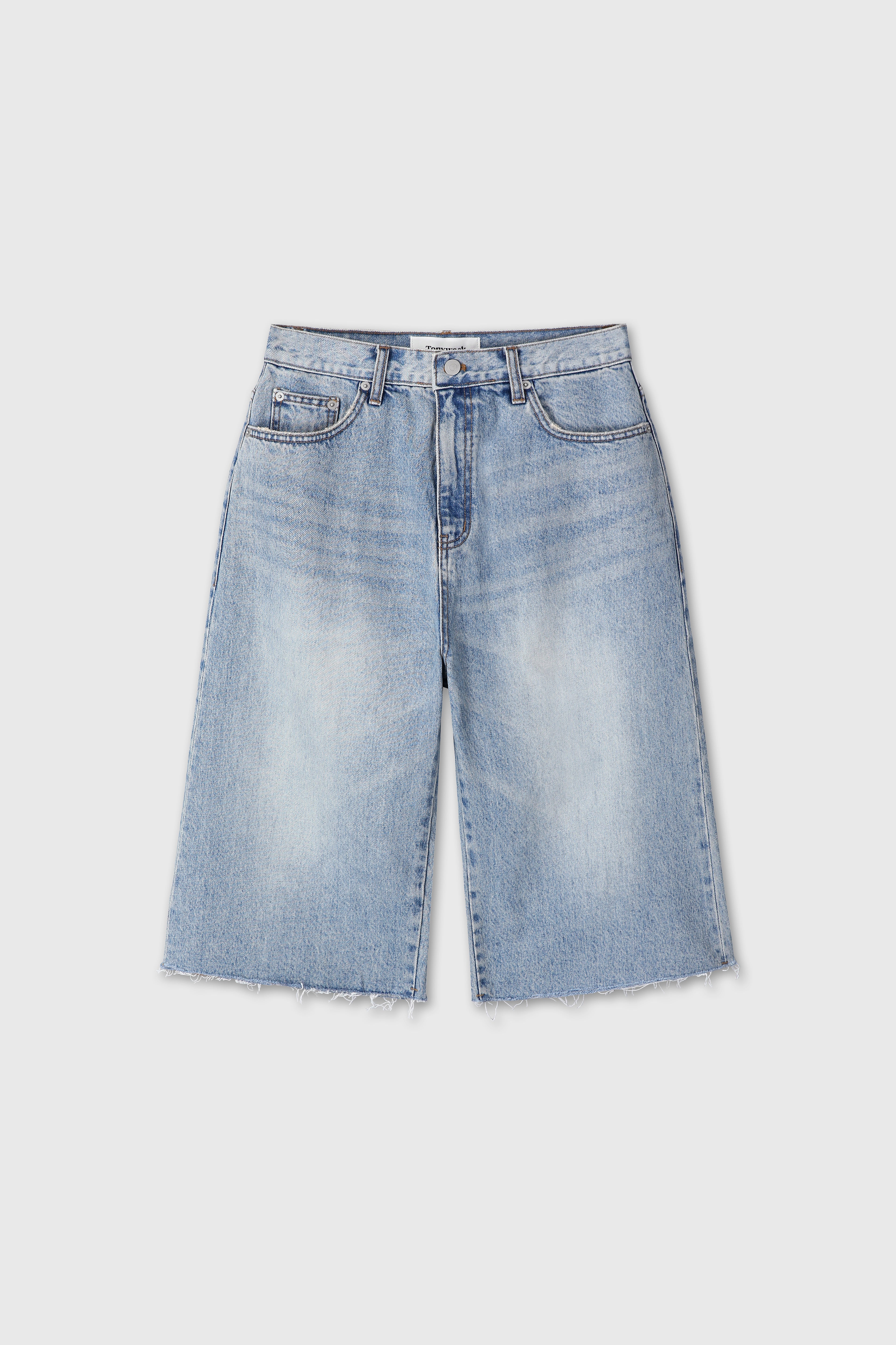 (W) RAW HEM DENIM BERMUDA SHORTS_ WASHED LIGHT BLUE