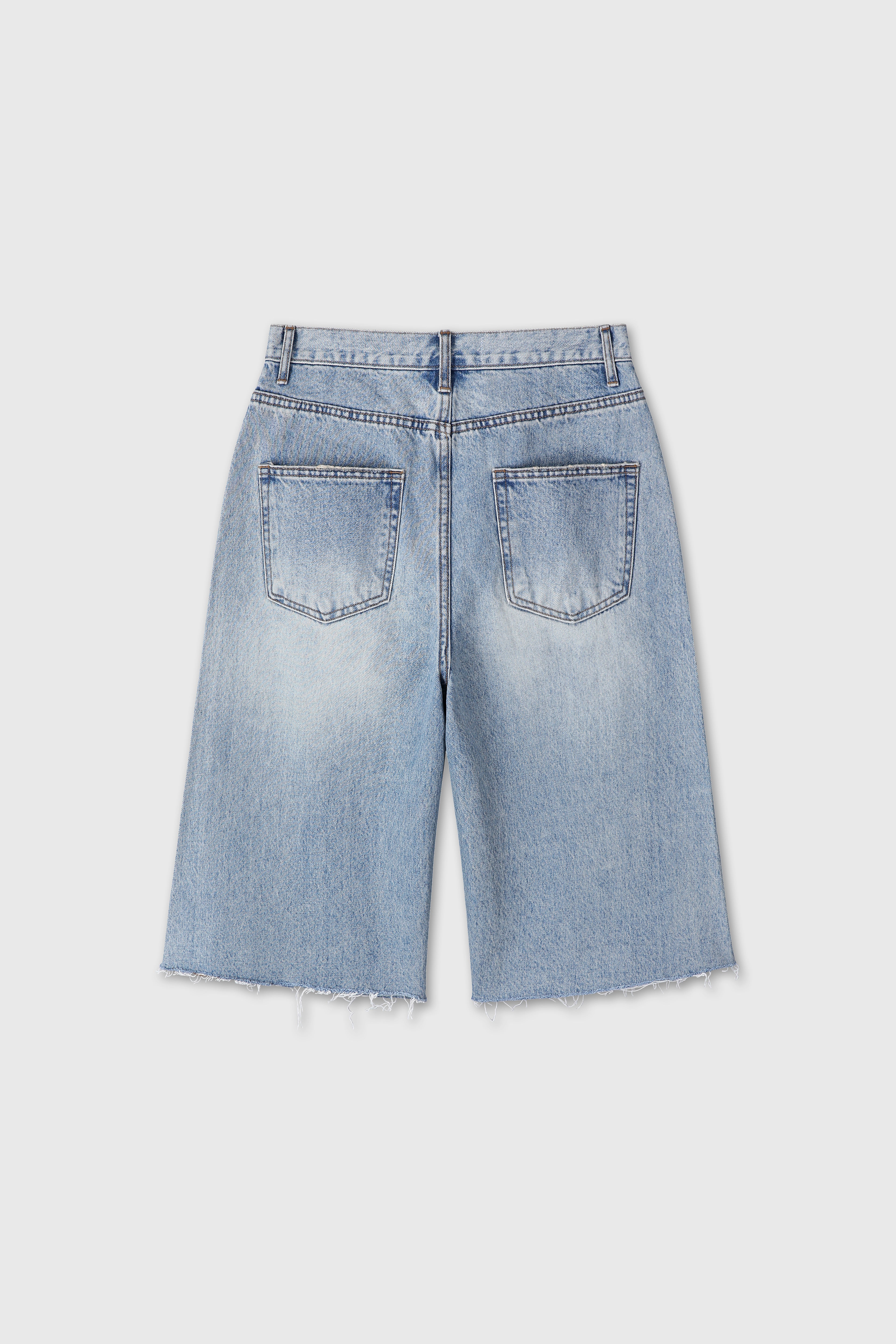 (W) RAW HEM DENIM BERMUDA SHORTS_ WASHED LIGHT BLUE